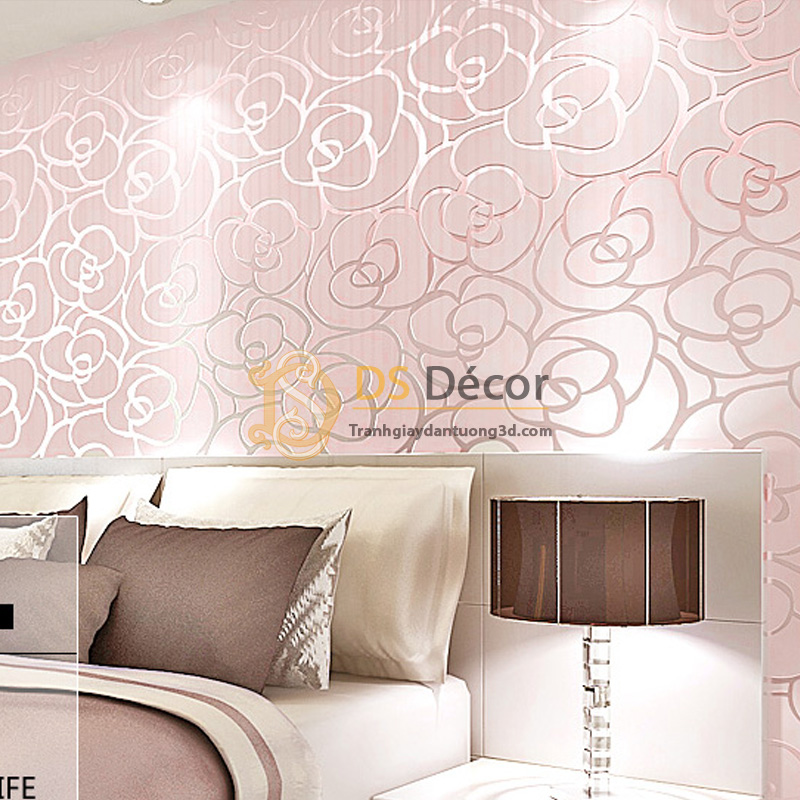 Sử dụng giấy dán tường họa tiết hoa hồng cho phòng ngủ 2 vợ chồng.
